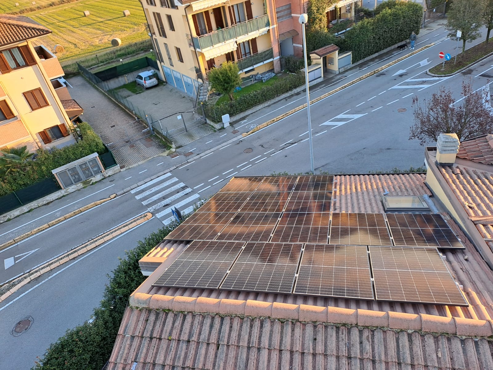 Campo solare su piano