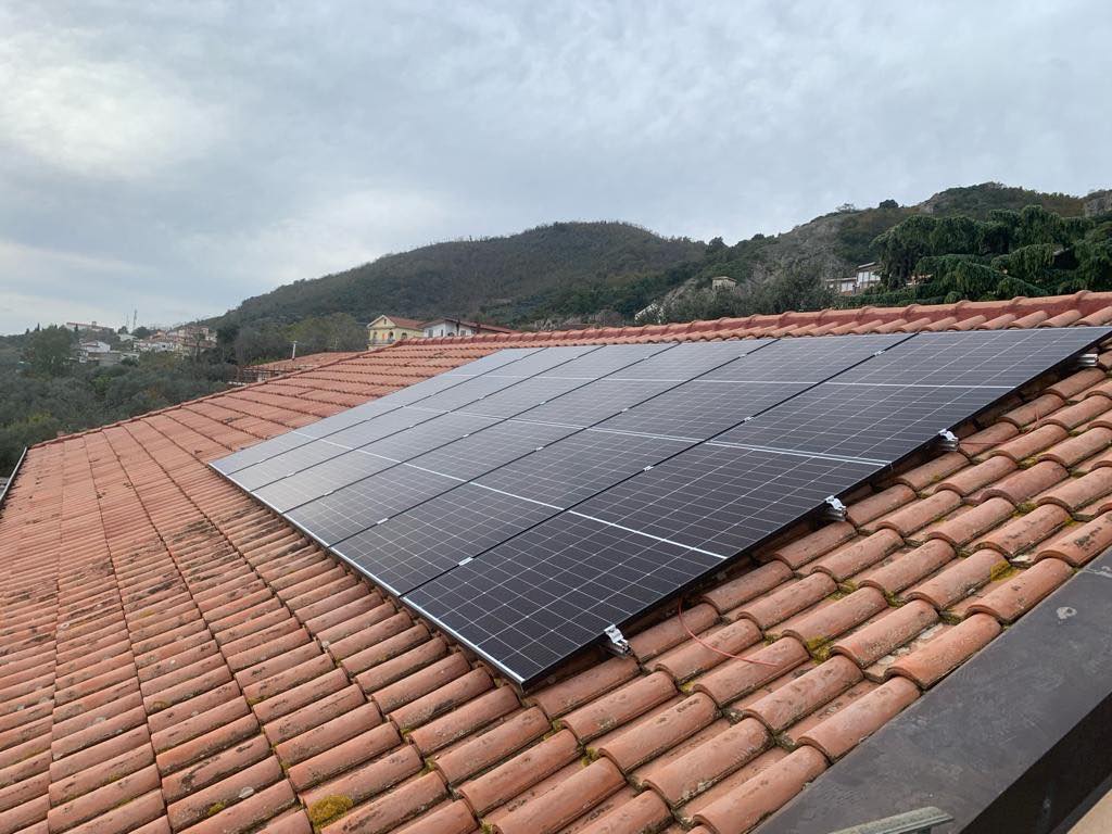 Campo solare su piano