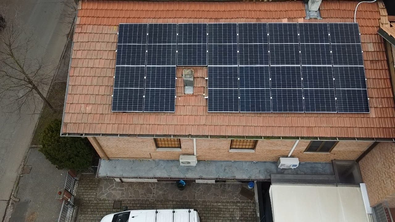 Campo solare su piano