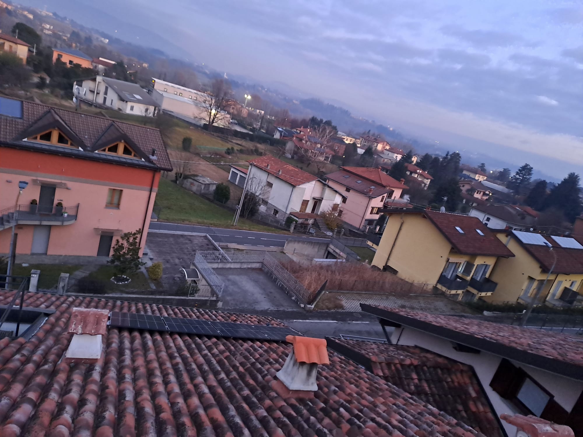 Campo solare su piano