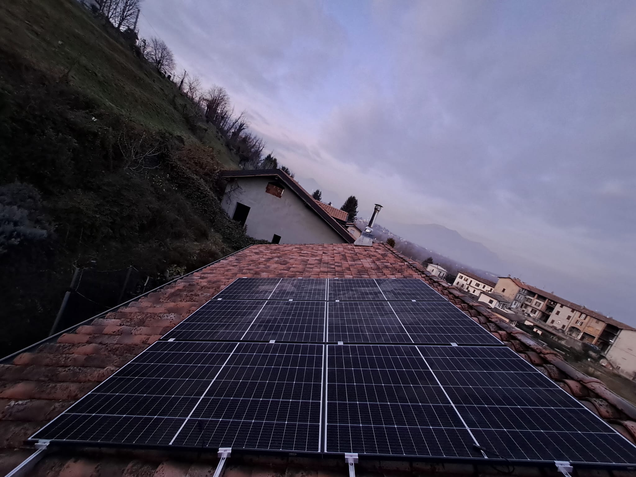 Campo solare su piano
