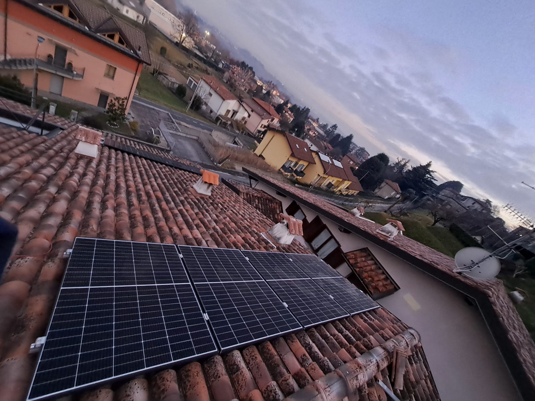 Campo solare su piano
