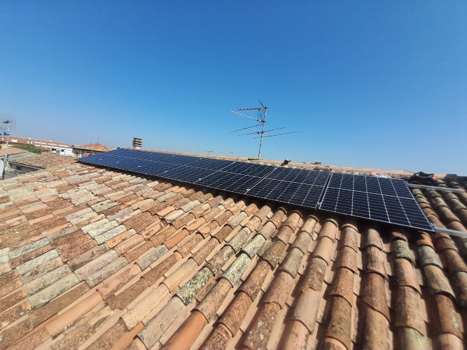 Campo solare su falda