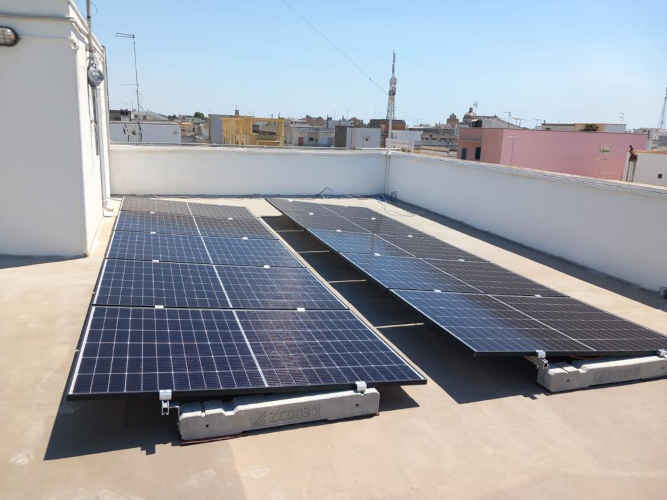 Campo solare su falda