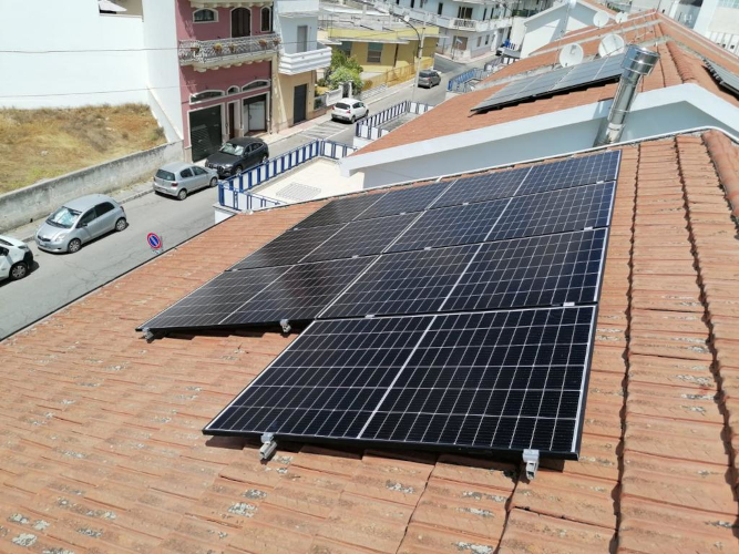 Campo solare su falda