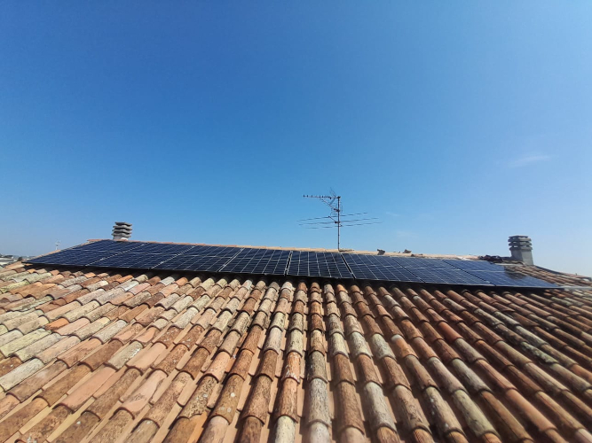 Campo solare su falda