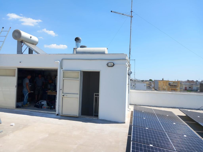 Campo solare su piano